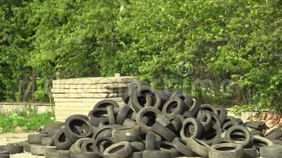 废旧轮胎橡胶堆放在废物收集场准备回收和其他用途可持续发展视频的预览图
