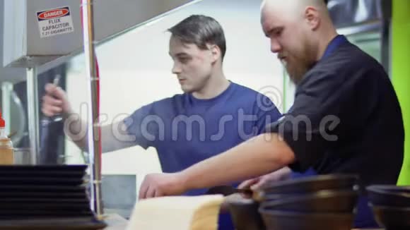两位厨师正在餐厅厨房做饭视频的预览图