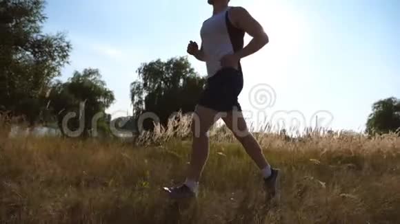 运动男孩在乡下慢跑男子训练马拉松跑户外运动和积极的生活方式慢动作视频的预览图