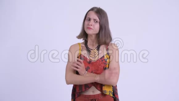 年轻的愤怒的时髦女人交叉双臂视频的预览图