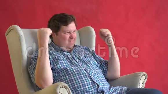 成功好运快乐和庆祝一个长着一头卷发的胖青年做了一个胜利的手势视频的预览图