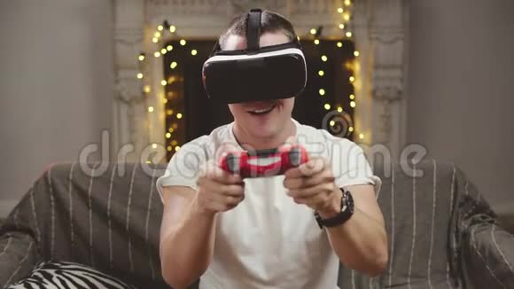 男性玩家在虚拟现实耳机中玩电子游戏视频的预览图