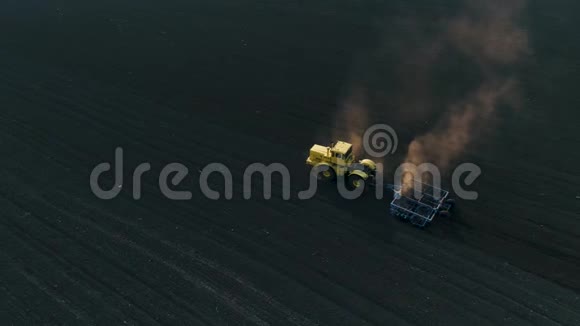 大棕壤地里的拖拉机为播种准备土壤视频的预览图