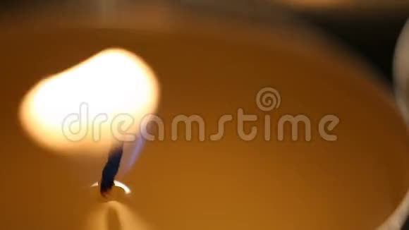 强风吹拂微弱的蜡烛火焰试图抵抗绝症视频的预览图