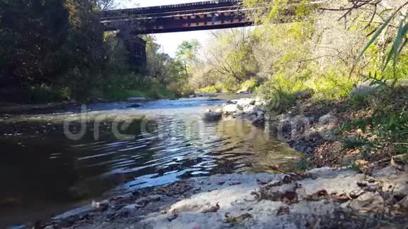 秋天的河流在背景中随着桥而流动视频的预览图