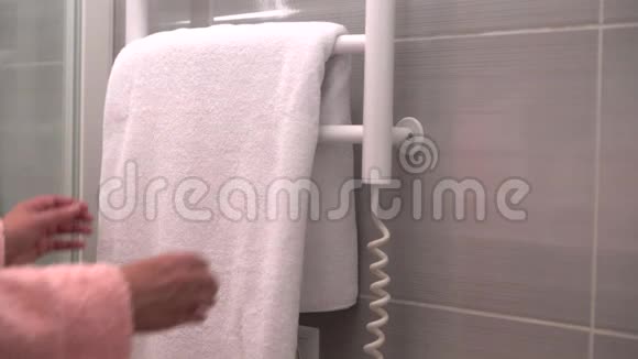 女人摘下一条干净的白色毛巾视频的预览图