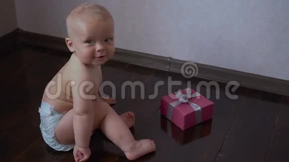 9个月大的婴儿穿着尿布带着礼物给你视频的预览图