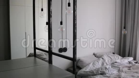 斯堪的纳维亚风格的阁楼卧室内部经典的斯堪的纳维亚卧室视频的预览图
