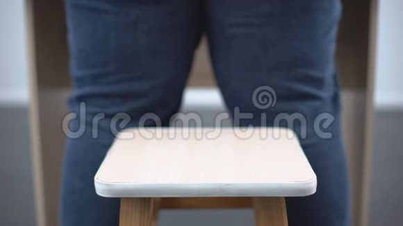 坐在椅子上的肥胖男人不健康的营养荷尔蒙紊乱视频的预览图