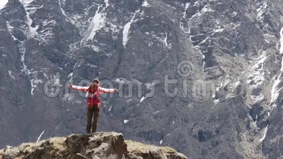 一块巨大的岩石前的女人视频的预览图