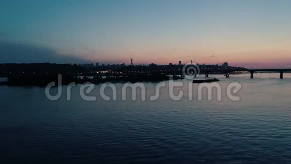 空中镜头傍晚飞升至基辅河上游视频的预览图