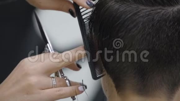那个女人理发师用短发做发型慢动作视频的预览图