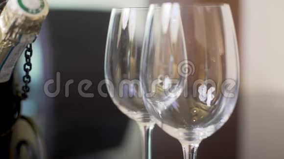 桌子上摆着两个空酒杯和香槟酒瓶庆祝视频的预览图
