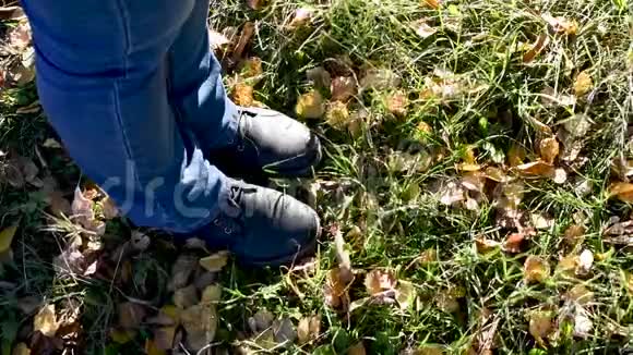 鞋子在露天的水坑和草地上视频的预览图