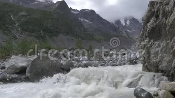 一条湍急的山河在岩石中汇入一条峡谷视频的预览图