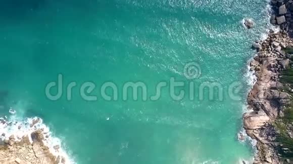 海浪在岩石峡湾的沙质地带翻滚视频的预览图