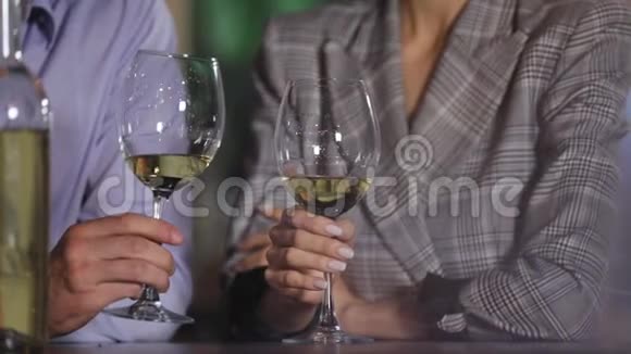 一对夫妇在浪漫的晚餐上喝白葡萄酒视频的预览图