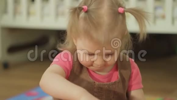 小女孩在家里或幼儿园玩塑料玩具幼儿智力游戏视频的预览图
