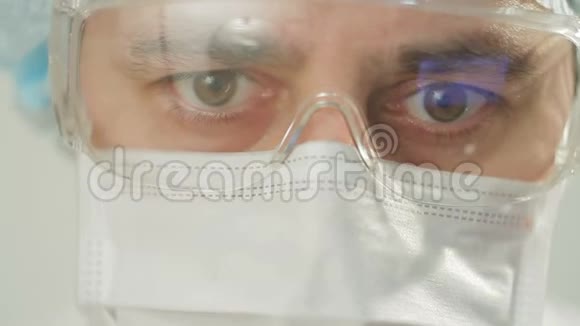 医生戴口罩及护目镜的面部特写视频的预览图