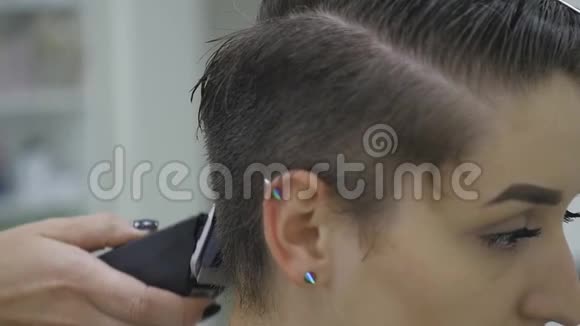 理发师理发女理发师通过剪发将女性发型视频的预览图