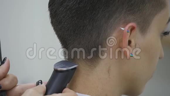 理发师理发女理发师通过剪发将女性发型慢动作视频的预览图