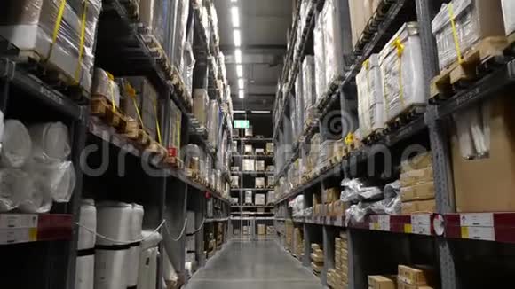 仓库或机库储存架或货架上有箱子和货物视频的预览图