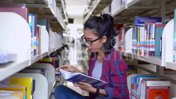 女人在图书馆看书微笑着视频的预览图