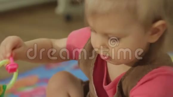 小女孩在家里或幼儿园玩塑料玩具幼儿智力游戏视频的预览图