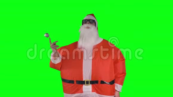 圣诞老人挥舞着圣诞帽跳舞视频的预览图