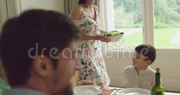 三代家庭一起吃饭视频的预览图