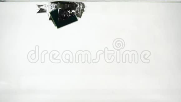 电脑微芯片掉进水里慢动作视频的预览图