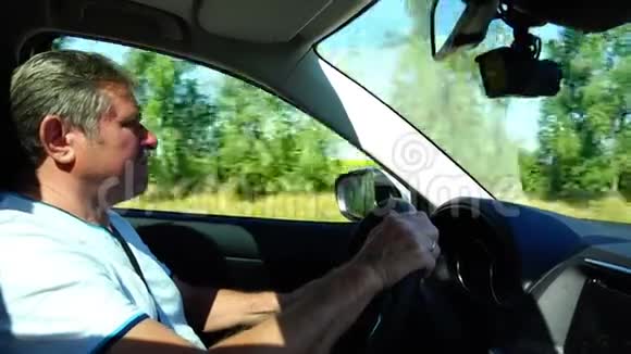 一位老人喜欢旅行并开高速汽车视频的预览图