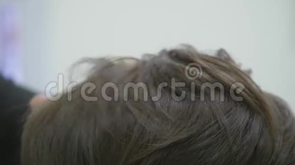 那个女人理发师用短发做发型快关门慢动作视频的预览图