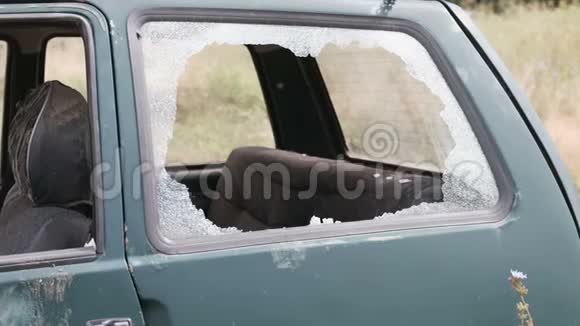 窗户坏了的车事故废弃旧车侧视视频的预览图
