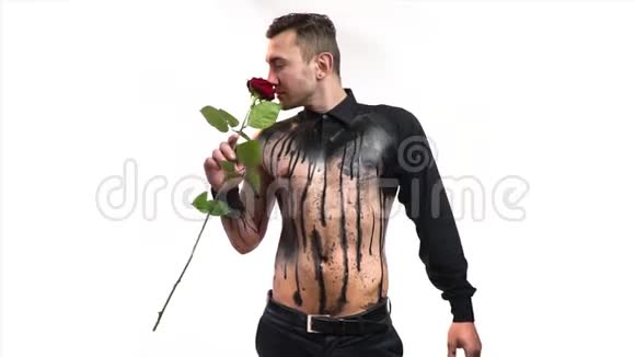 穿黑色紧身衣的男人送玫瑰视频的预览图