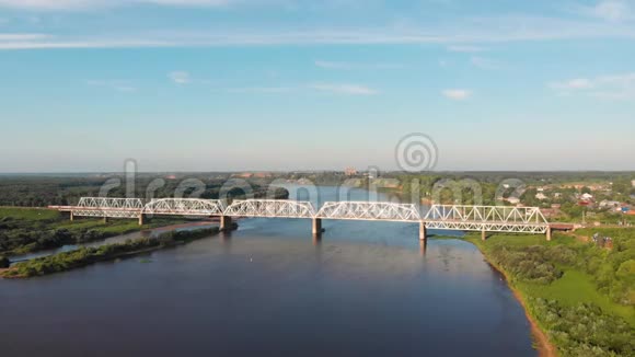 俄罗斯中部Vyatka河上的铁路桥乘火车在桥上过河视频的预览图