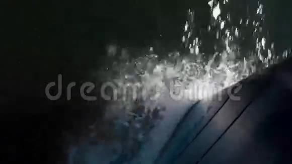 一艘摩托艇的波浪视频的预览图