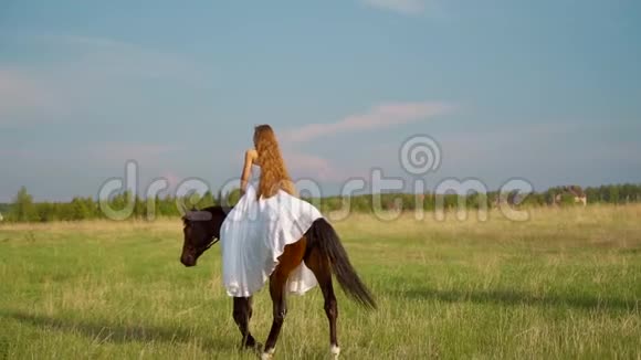 两个穿着白色连衣裙的女孩骑马在战场上骑马的女孩慢动作视频的预览图