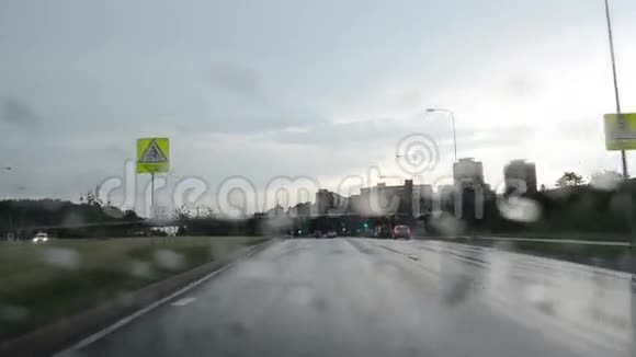 开车雨过马路视频的预览图