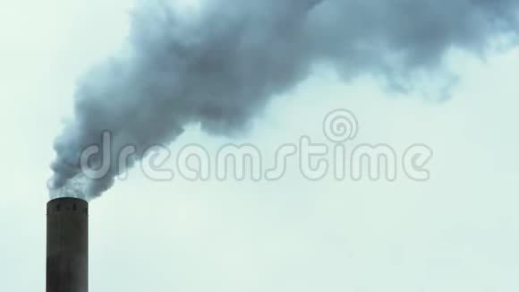 工业发电厂吸烟烟囱视频的预览图