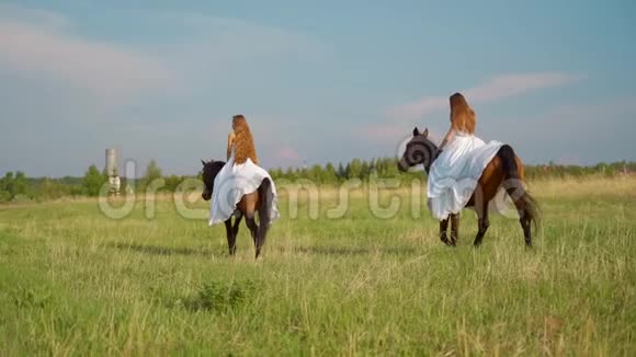 两个穿着白色连衣裙的女孩骑马在战场上骑马的女孩慢动作视频的预览图