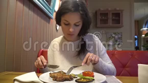 在餐厅享用烤牛排的女人视频的预览图