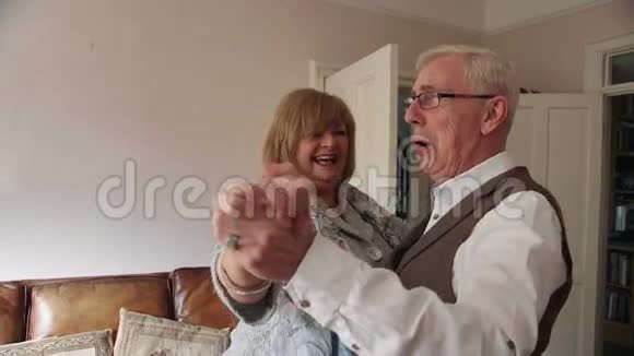 年长夫妇在家跳舞视频的预览图