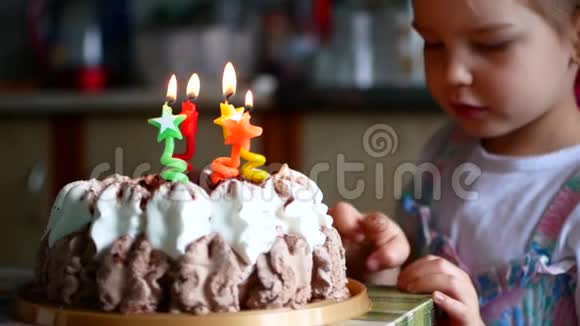小女孩的生日她在蛋糕上吹蜡烛视频的预览图
