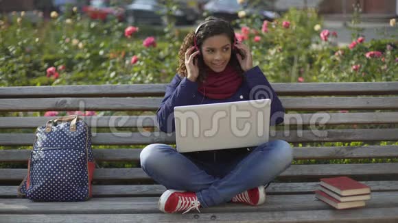 一个情绪高涨的混血学生坐在长凳上梦想着光明的未来视频的预览图