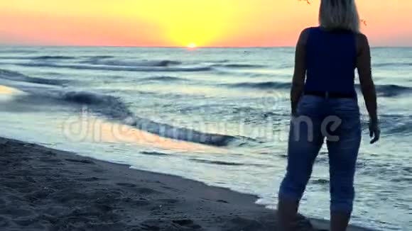 一个黑色剪影的成年女孩站在海边伸展视频的预览图