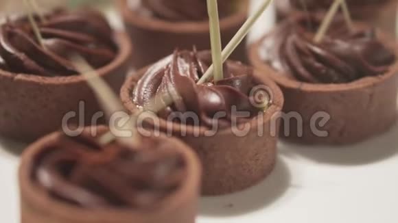 意大利馅饼甜点迷你柠檬酸甜饼加焦糖巧克力和柠檬派视频的预览图