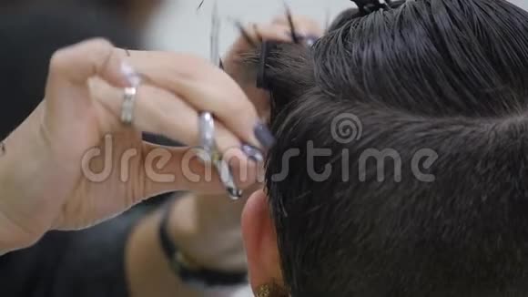 那个女人理发师用短发做发型慢动作视频的预览图