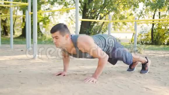 男子Athlet俯卧撑力量训练视频的预览图