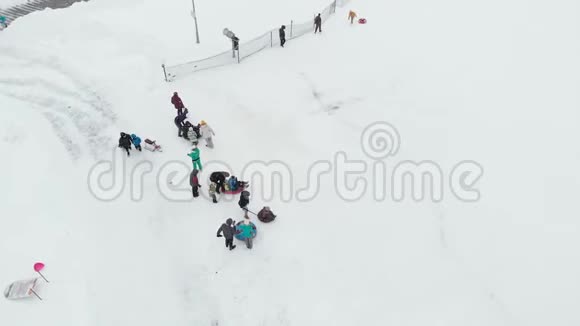 快乐的人们在冬季公园的雪地上玩得开心航测直升机射击视频的预览图